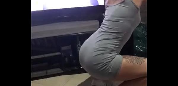  Novinha rebolando e mostrando a bunda